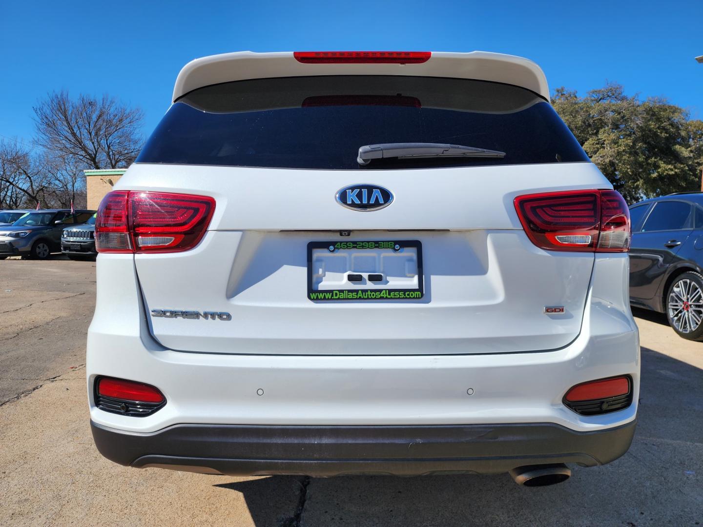 2019 DIAMOND WHITE Kia Sorento LX (5XYPG4A32KG) , AUTO transmission, located at 2660 S.Garland Avenue, Garland, TX, 75041, (469) 298-3118, 32.885551, -96.655602 - Welcome to DallasAutos4Less, one of the Premier BUY HERE PAY HERE Dealers in the North Dallas Area. We specialize in financing to people with NO CREDIT or BAD CREDIT. We need proof of income, proof of residence, and a ID. Come buy your new car from us today!! This is a LIKE BRAND NEW 2019 KIA SOR - Photo#4